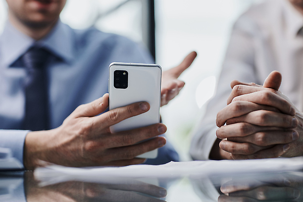 포토 JPG 해외이미지 직업 응시 남자 컨셉 비즈니스 CEO 사업가 모바일 실내 한명 사람 금융 스마트폰 핸드폰 사무실 독서 유행 디지털 잡기 업무 비즈니스맨 네트워크 메시지 중앙 디자이너 종업원 사이버 스마트 책상 서비스 슛 온라인 변호사 경영 지능 채팅 투자자 해외202310 해외포토 1 시선 가구 모션 내부 경제 전자제품 스마트기기 작업 직장인 투자 파일형식