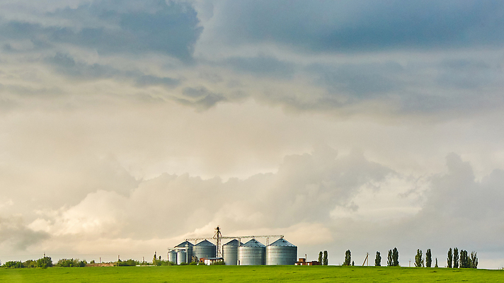 포토 JPG 해외이미지 식물 공공시설 산업 음식 밭 농업 비즈니스 건축양식 공장 자연 하늘 옥수수 사람없음 야외 건물 파란색 빛 농작물 태양 농장 농경지 노란색 금속 일몰 수확 쓰레기통 시골 은색 농부 낟알 컨테이너 엘리베이터 밀 창고 탱크 보리 수납 밭일 사일로 철강 해외202310 해외포토 자연요소 직업 건축물 건축 컬러 공업 재질 곡류 노을 시설 생태계 파일형식