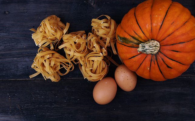 포토 JPG 해외이미지 문화 음식 채소 재료 탁자 호박 양파 치즈 파스타 파슬리 건강 마늘 스파게티 요리 사람없음 목재 초록색 계란 이탈리아 시골 소시지 정상 다발 먹기 허브 향신료 준비 반죽 밀가루 시금치 노른자 바질 로즈메리 마카로니 탈리아텔레 푸질리 해외202310 해외포토 나무 식물 유럽 컬러 가구 식재료 모션 유제품 서양음식 알 가공식품 가루 파스타면 향미료 파일형식