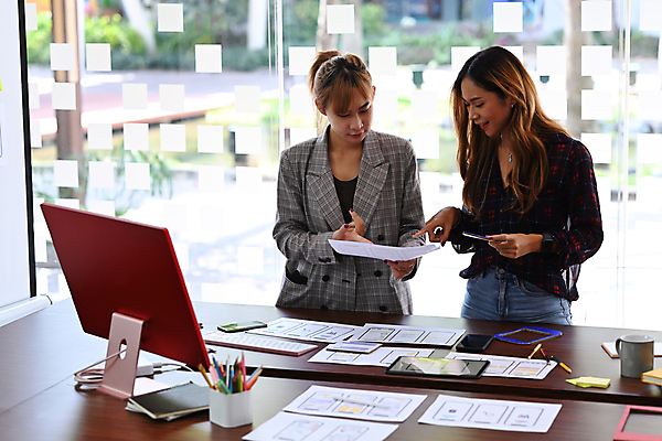 포토 JPG 해외이미지 디자인 여자 비즈니스 창문 설계 대화 상반신 성인 두명 모니터 비즈니스우먼 계획 디자이너 보고서 UI 성인여자만 해외202310 해외포토 직업 컨셉 말하기 사람 컴퓨터 직장인 여자만 성인만 파일형식