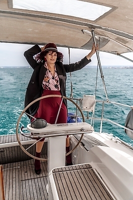 포토 JPG 해외이미지 라이프스타일 여자 행복 바다 여행 요트 자연 휴가 휴식 항해 한명 사람 야외 물 파란색 뷰티 맑음 바퀴 보트 고급 핸들 함선 해외202310 해외포토 자연요소 1 감정 컬러 컨셉 배_교통 날씨 생활 생태계 파일형식