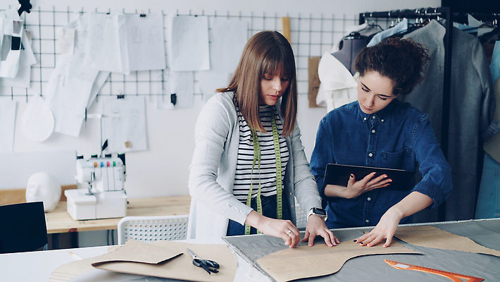 포토 JPG 해외이미지 템플릿 직업 디자인 옷 여자 패턴 비즈니스 사업가 통신 직장 실내 사람 두명 알약 유행 직물 업무 작업실 제조 바느질 디자이너 자르기 집중 책상 동료 바쁨 자영업 윤곽 주인 수공예 재단 방법 핸드메이드 중소기업 해외202310 해외포토 가구 컨셉 무늬 회사 관계 모션 내부 약 작업 공예 파일형식