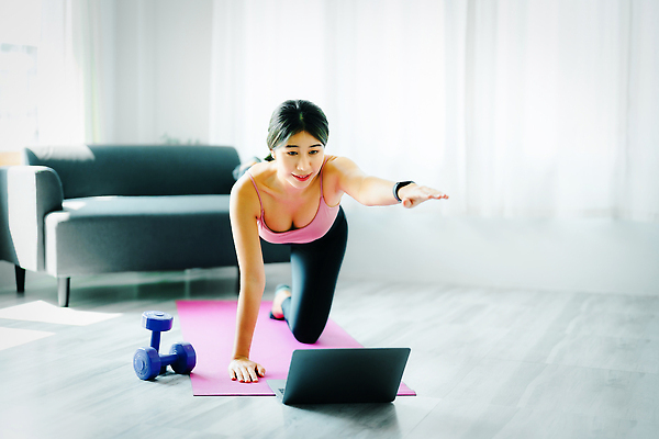 포토 JPG 해외이미지 백인 라이프스타일 여자 스포츠 신체 요가 교실 휴식 뼈 주택 실내 건강 한명 사람 앉기 일상 가로 컴퓨터 운동 칼날 호흡 유연 연습 척추 명상 어깨 체육관 온라인 동영상 돌봄 필라테스 아사나자세 해외202310 해외포토 서양인 1 웰빙 교육 컨셉 학교 모션 내부 건물 라이프 생활 신체부위 전자제품 요가자세 파일형식