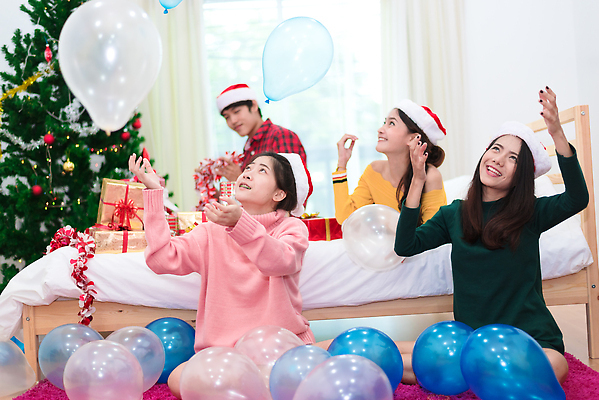 포토 JPG 해외이미지 나무 학생 여자 행복 백그라운드 크리스마스 겨울 놀이 아침 휴가 새로움 바닥 기념 사람 앉기 동양인 여러명 친구 컬러풀 뷰티 파티 우정 방 매트 침대 도시 생일 4 야간 12월 연도 디스코 꽃가루 풍선 크리스마스이브 힙스터 유흥 해외202310 해외포토 주간 자연요소 식물 계절 패션 기념일 감정 음악 컬러 가구 다수 컨셉 관계 모션 인종 이벤트 숫자 춤 날짜 가루 파일형식