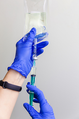 포토 JPG 해외이미지 직업 장갑 건강 병원 주사기 사람없음 치료 약 건강관리 방 흐름 간호사 의사 긴급 액체 실험실 바이러스 질병 준비 튜브 주사약 외과 테라피 해결 조제 예방접종 투입 헬프 항생제 코로나바이러스 유체 해외202310 해외포토 잡화 컨셉 의학 의료기기 모션 실험 관리 뷰티 의료진 도움 만들기 접종 파일형식