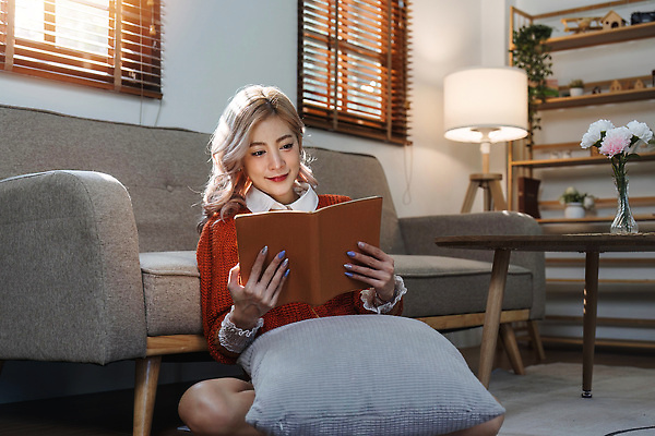 포토 JPG 해외이미지 백인 학생 라이프스타일 여자 교육 행복 음료 백그라운드 창문 아침 휴식 아파트 주택 실내 따뜻함 한명 사람 앉기 성인 취미 내부 책 컵 소파 독서 뷰티 방 차 편안함 읽기 문학 안락 해외202310 해외포토 주간 서양인 1 식기 감정 컨셉 의자 모션 건물 생활 감각 파일형식