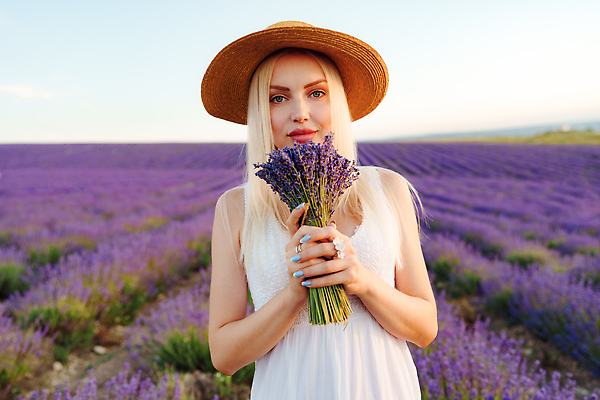 포토 JPG 해외이미지 응시 여자 꽃다발 꽃밭 한명 들기 상반신 성인 야외 앞모습 금발 일몰 밀짚모자 라벤더 프로방스 성인여자한명만 해외202310 해외포토 모자_잡화 1 헤어스타일 시선 꽃 뷰포인트 모션 사람 노을 허브 여자한명만 성인여자만 파일형식
