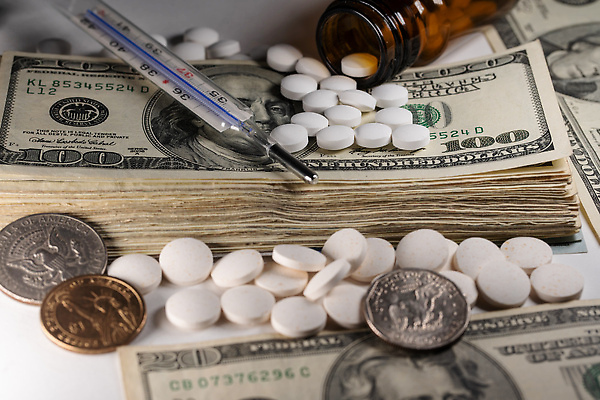 포토 JPG 해외이미지 종이 백그라운드 지폐 돈 비즈니스 건강 사람없음 치료 금융 경제 알약 약 쌓기 달러 미국 장비 저축 추위 뜨거움 열 재산 질병 온도계 온도 보험 계산서 월급 대출 빚 세금 사스 비용 코로나바이러스 해외202310 해외포토 북아메리카 의학 모션 바이러스 파일형식