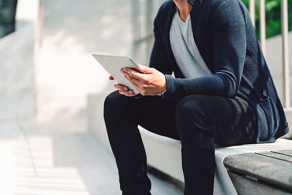 포토 JPG 해외이미지 백인 1 라이프스타일 응시 옷 여자 행복 안경 음악 휴식 거리 미소 웃음 앉기 성인 야외 두명 옆모습 터치패드 뷰티 알약 유행 디지털 헤드폰 듣기 코트 도시 우아함 떨어짐 무선전화기 만족 장면 조절 스타일 유일 표현성 해외202310 해외포토 서양인 시선 잡화 감정 뷰포인트 음향기기 컨셉 모션 문화예술 표정 사람 생활 약 외투 전화기 파일형식