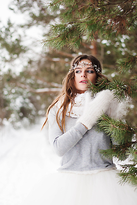 포토 JPG 해외이미지 나무 드레스 여자 신부 한명 상반신 성인 야외 앞모습 설원 화관 털장갑 머리장식 성인여자한명만 해외202310 해외포토 식물 1 옷 꽃 뷰포인트 장갑 결혼 눈_날씨 사람 장식 여자한명만 성인여자만 파일형식