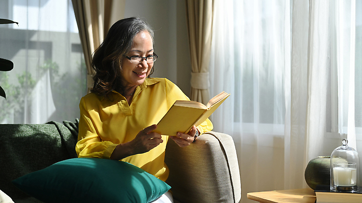 포토 JPG 해외이미지 응시 여자 노년 안경 할머니 초 탁자 한명 들기 앉기 상반신 취미 앞모습 책 소파 독서 기쁨 커튼 읽기 노인여자한명만 해외202310 해외포토 1 시선 잡화 감정 뷰포인트 가구 의자 모션 사람 성인 여자한명만 노인여자만 파일형식