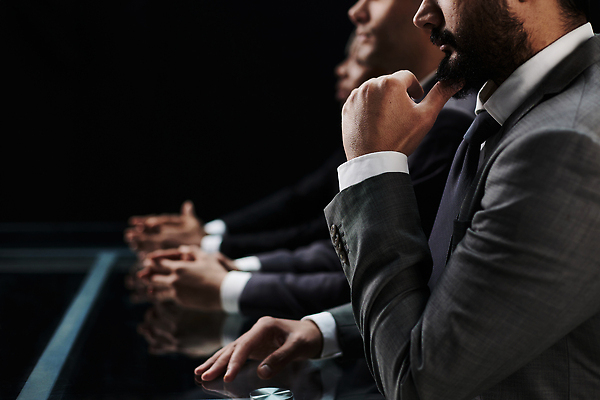 포토 JPG 해외이미지 직업 남자 생각 비즈니스 사업가 통계 성공 직장 실내 피곤 사람 앉기 세명 금융 컴퓨터 사무실 독서 검은색 정보 슬픔 작업 비즈니스맨 좌절 종업원 불안 중개인 책상 분석 보고서 컨설턴트 경영자 문서 투자 업무과다 변호사 고용 분석가 셀프 회계사 해외202310 해외포토 감정 컬러 가구 컨셉 회사 모션 내부 경제 전자제품 구직 업무 직장인 전문직 상담 리더 채용 파일형식