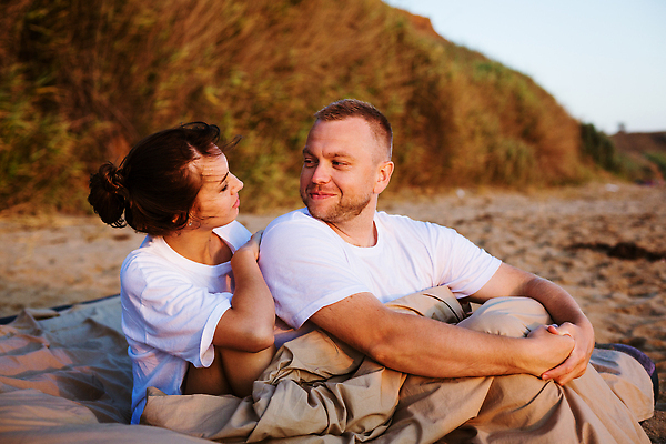 포토 JPG 해외이미지 백인 라이프스타일 커플 여자 행복 감정 모래 바다 결혼 가족 관계 아침 남편 휴가 휴식 주택 갈색머리 함께함 건강 사랑 야외 두명 캐주얼 물 뷰티 일몰 낭만 자유 흰색 침대 아내 고독 저녁 해외202310 해외포토 주간 자연요소 서양인 헤어스타일 옷 컬러 가구 컨셉 사람 이벤트 건물 생활 노을 야간 파일형식