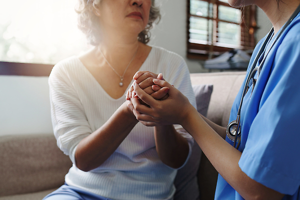 포토 JPG 해외이미지 백인 직업 여자 노년 행복 할머니 유니폼 주택 실내 건강 병원 대화 사람 앉기 성인 두명 약 건강관리 환자 간호사 의사 도움 질병 장애인 은퇴 간호 서비스 휠체어 방문 장애 간병인 돌봄 옛날 지원 헬프 해외202310 해외포토 서양인 옷 감정 컨셉 의학 모션 관리 말하기 내부 건물 의료진 파일형식