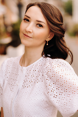 포토 JPG 해외이미지 응시 원피스 여자 거리 한명 상반신 성인 야외 앞모습 성인여자한명만 해외202310 해외포토 1 시선 옷 뷰포인트 사람 여자한명만 성인여자만 파일형식