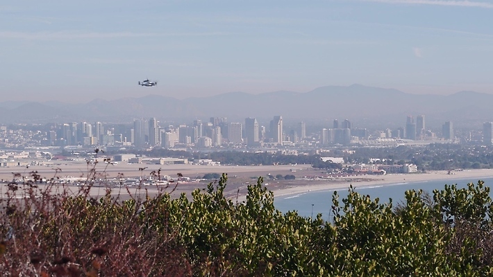 포토 JPG 해외이미지 하늘 파노라마 풍경 사람없음 건물 도시풍경 항구 고층빌딩 미국 도시 도심 헬리콥터 군용 캘리포니아 스카이라인 항공촬영 산티아고 수평선 해외202310 해외포토 건축물 뷰포인트 북아메리카 교통시설 비행기 군대 촬영기법 빌딩 파일형식