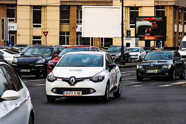 포토 JPG 해외이미지 도로 교통시설 자동차 사람없음 야외 운전 도시 오염 도심 루마니아 동유럽 블러효과 통근 해외202310 해외포토 유럽 길 육상교통 교통 모션 시설 출근 블러 파일형식 효과