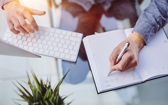 포토 JPG 해외이미지 직업 손 남자 종이 컨셉 비즈니스 손가락 교실 통계 성공 회의 직장 사람 사람없음 책 금융 경제 사무실 펜 공책 업무 비즈니스맨 홀 그룹 계산 종업원 작가 책상 분석 동료 문서 상업 계좌 블러 염원 예산 정중 비용 해외202310 해외포토 교육 가구 회사 학교 관계 문구용품 신체부위 필기구 공간 작업 직장인 파일형식