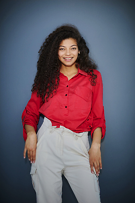 포토 JPG 해외이미지 백인 직업 1 학생 여자 행복 감정 얼굴 벽 셔츠 비즈니스 성공 실내 한명 서기 성인 뷰티 유행 우주 교사 회색 흰색 표현 비즈니스우먼 자신감 치아 스마트 만족 경영자 대학교 긍정 고립 미백 스타일 해외202310 해외포토 서양인 컬러 컨셉 상의 학교 모션 사람 내부 신체부위 직장인 소화기관 리더 파일형식