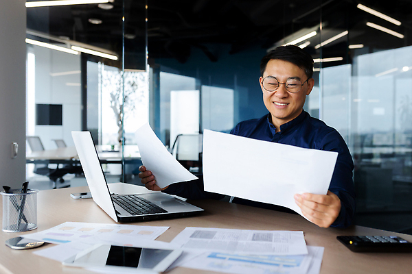 포토 JPG 해외이미지 직업 응시 남자 산업 종이 안경 셔츠 비즈니스 성공 노동자 한국 기술 창조 한명 미소 앉기 동양인 성인 노트북 사무실 알약 카메라 일본 중국 잡기 엔지니어 재산 계획 건축가 디자이너 책상 컨설턴트 문서 청사진 개발 건축업자 계약자 고용 진짜 프로젝트 프리랜서 해외202310 해외포토 1 시선 잡화 건축 아시아 가구 컨셉 상의 모션 표정 사람 인종 금융 전자제품 약 구직 기술자 전문직 계약 상담 채용 파일형식
