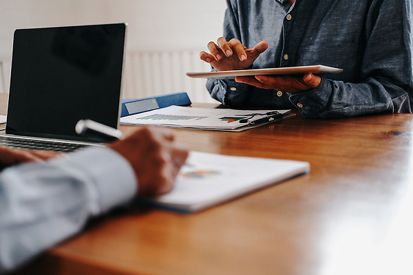포토 JPG 해외이미지 직업 비즈니스 탁자 아이디어 직장 사람 사람없음 금융 컴퓨터 사무실 알약 펜 자료 업무 작업 비즈니스맨 비즈니스우먼 작업실 토론 분석 상담 경영자 문서 투자 리뷰 투자자 프로젝트 해외202310 해외포토 여자 남자 가구 컨셉 회사 경제 전자제품 필기구 약 직장인 리더 파일형식