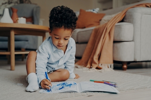 포토 JPG 해외이미지 전신 백인 응시 교육 행복 종이 아들 어린이 흑인 거실 바닥 주택 실내 미술 한명 앉기 소년 취미 캐주얼 소파 연필 펜 기쁨 방 육아 흰색 작음 그림 테라피 색칠공부 혼자 해외202310 해외포토 서양인 1 시선 옷 남자 감정 컬러 의자 가족 모션 문화예술 학용품 사람 내부 건물 학습 필기구 뷰티 색칠 크기 파일형식