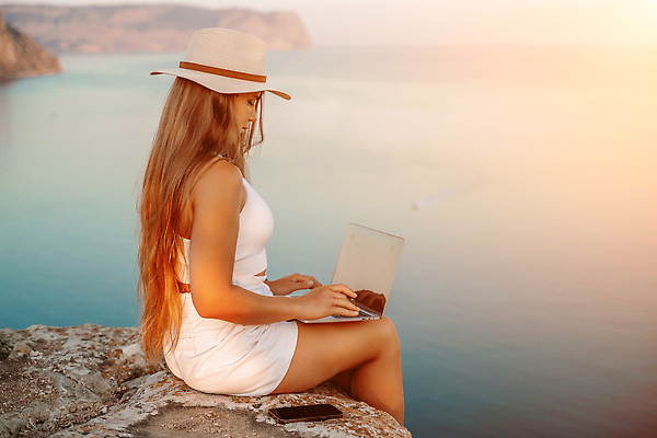 포토 JPG 해외이미지 직업 라이프스타일 여자 행복 바다 여행 컨셉 인터넷 비즈니스 텍스트 통신 휴가 직장 한명 사람 야외 파란색 노트북 컴퓨터 뷰티 여행객 공책 타이핑 키보드 업무 네트워크 선베드 멀리 온라인 프리랜서 해외202310 해외포토 1 감정 컬러 의자 회사 문구용품 생활 전자제품 작업 파일형식