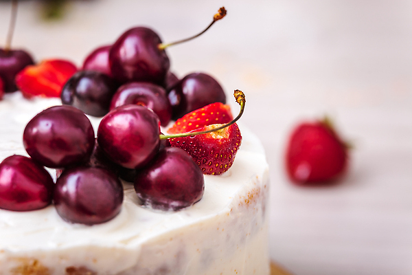 포토 JPG 해외이미지 접시 손 열매 조각 재료 부분 딸기 디저트 유제품 기념 건강 사람없음 장식 빨간색 케이크 주방 빵집 우유 축하 대접 신선 생일 체리 칼 달콤 맛 아침식사 설탕 굽기 크림 코코넛 레시피 건강식 스펀지 벨로루시 짜기 페스츄리 핸드메이드 맛있는 스펀지케이크 해외202310 해외포토 식물 식기 기념일 음식 빵 컬러 컨셉 과일 모션 신체부위 상점 식사 구이 파일형식