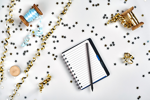 포토 JPG 해외이미지 별 리본 크리스마스 초 사람없음 선물상자 펜 공책 축하 황금 흰배경 색종이 해외202310 해외포토 자연요소 기념일 종이 백그라운드 컨셉 문구용품 선물 상자 필기구 흰색 파일형식