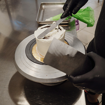 포토 JPG 해외이미지 직업 손 디자인 음식 조각 장갑 가방 탁자 디저트 요리 사람 사람없음 장식 뷰티 과자 주방 초콜릿 얼음 어둠 빵집 장비 소용돌이 대접 업무 맛 설탕 컵케이크 굽기 크림 만들기 토핑 버터 커스터드 캐러멜 맛있는 해외202310 해외포토 자연요소 잡화 가구 컨셉 모션 신체부위 케이크 상점 회오리 작업 구이 파일형식