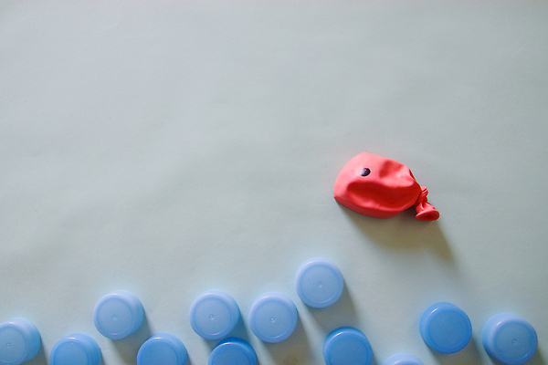 포토 JPG 해외이미지 스튜디오촬영 컨셉 실내 사람없음 컬러풀 공백 오염 플라스틱 사회이슈 고립 정물화 카피스페이스 부족함 해외202310 해외포토 컬러 재질 내부 그림 파일형식