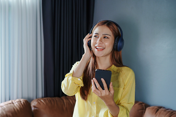 포토 JPG 해외이미지 모델 1 학생 라이프스타일 응시 여자 행복 음악 백그라운드 컨셉 인터넷 비즈니스 통신 청소년 회의 무선통신 휴식 실내 한명 사람 앉기 성인 가로 스마트폰 핸드폰 컴퓨터 소파 뷰티 헤드폰 방 타이핑 작업 연결 무선전화기 온라인 동영상 여자한명만 카피스페이스 중소기업 해외202310 해외포토 시선 감정 음향기기 의자 회사 모션 문화예술 내부 생활 전자제품 스마트기기 공백 전화기 여자만 파일형식