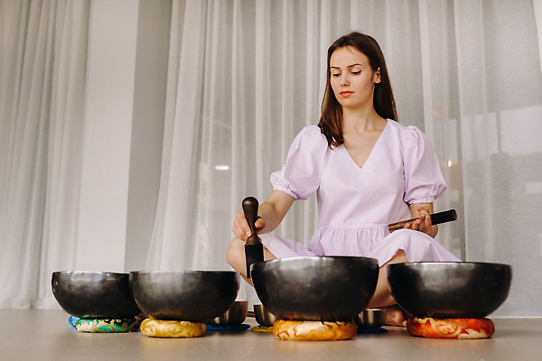 포토 JPG 해외이미지 여자 한명 들기 성인 커튼 명상 가부좌 성인여자한명만 내려보기 싱잉볼 해외202310 해외포토 1 모션 사람 앉기 불교용품 여자한명만 성인여자만 파일형식