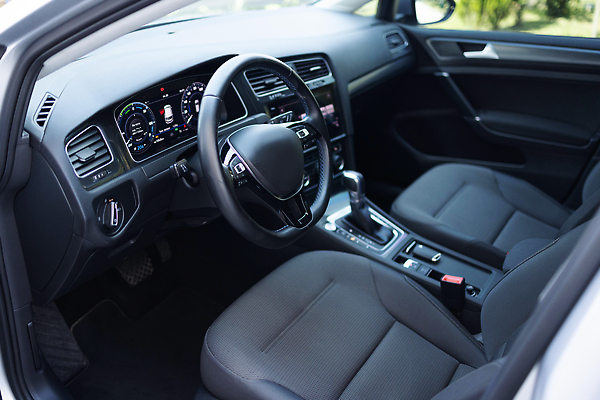 포토 JPG 해외이미지 디자인 스포츠 교통시설 자동차 버튼 미래 사람없음 내부 환경 힘 운전 에너지 판넬 고급 네비게이션 충전 계기판 배기가스 베터리 생태학 인터페이스 전기자동차 해외202310 해외포토 교육 육상교통 교통 컨셉 모션 시설 파일형식