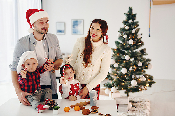 포토 JPG 해외이미지 응시 여자 남자 행복 크리스마스 겨울 거실 산타모자 가족 디저트 여러명 상반신 성인 앞모습 컵 크리스마스트리 아기 머리띠 밀대 지팡이사탕 해외포토 모자_잡화 식기 시선 계절 기념일 감정 음식 뷰포인트 다수 장신구 관계 주방용품 사탕 사람 파일형식