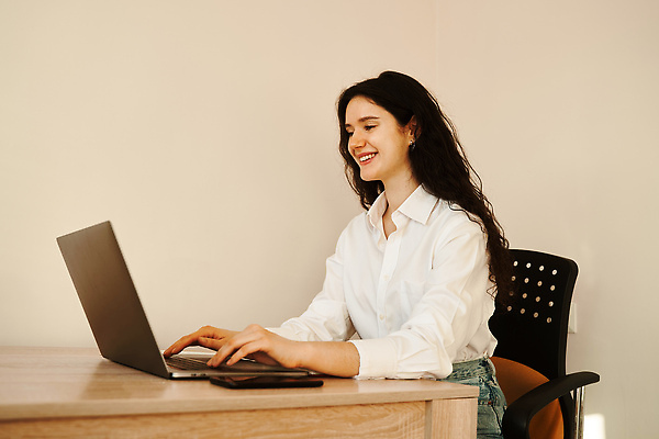 포토 JPG 해외이미지 학생 응시 여자 교육 행복 인터넷 통신 탁자 주택 실내 한명 사람 앉기 10대 책 친구 노트북 학습 컴퓨터 독서 뷰티 공책 시험 도서관 연결 무선전화기 책상 대학교 긍정 부름 동영상 해외202310 해외포토 1 시선 감정 가구 컨셉 학교 관계 모션 청소년 문구용품 내부 건물 전자제품 전화기 파일형식
