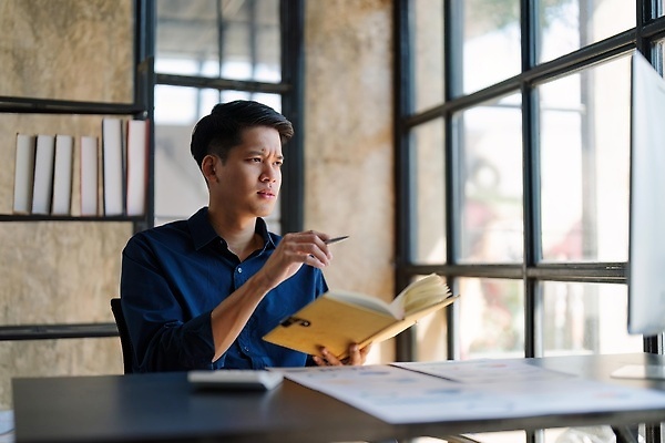 포토 JPG 해외이미지 백인 직업 학생 손 교육 남자 종이 컨셉 비즈니스 사업가 탁자 설계 직장 실내 한명 사람 앉기 금융 노트북 컴퓨터 사무실 펜 다이어리 쪽지 공책 흰색 기록 업무 작업 비즈니스맨 종업원 책상 분석 경영자 문서 경영 심각 해외202310 해외포토 서양인 1 컬러 가구 회사 모션 문구용품 내부 신체부위 경제 전자제품 필기구 사무용품 직장인 리더 파일형식