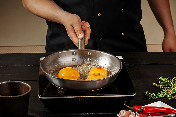 포토 JPG 해외이미지 남자 고추 요리 한명 성인 요리사 프라이팬 굽기 복숭아 성인남자한명만 해외202310 해외포토 직업 1 채소 과일 주방용품 사람 구이 남자한명만 성인남자만 파일형식