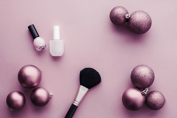 포토 JPG 해외이미지 사람없음 하이앵글 화장품 오브젝트 매니큐어 연보라색 메이크업브러쉬 오너먼트 해외202310 해외포토 뷰포인트 크리스마스장식 뷰티 보라색 붓 파일형식