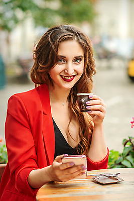 포토 JPG 해외이미지 백인 응시 여자 행복 여행 탁자 휴가 거리 한명 들기 앉기 상반신 성인 옆모습 빨간색 스마트폰 여행객 여행가방 숟가락 도시 우아함 커피잔 컵받침 성인여자한명만 해외202310 해외포토 서양인 1 시선 감정 커피 뷰포인트 컬러 가구 컨셉 가방 모션 잔 수저 사람 핸드폰 스마트기기 받침대 여자한명만 성인여자만 파일형식