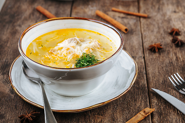 포토 JPG 해외이미지 전통 접시 음식 파슬리 육류 요리 사람없음 노란색 식사 저녁식사 치킨 면 뜨거움 사발 맛 수프 국수 유기농 점심식사 딜 나무배경 해외202310 해외포토 식기 웰빙 컬러 백그라운드 컨셉 채소 식재료 면류 사기그릇 닭고기요리 파일형식