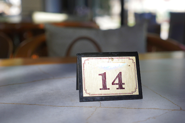 포토 JPG 해외이미지 1 디자인 가구 백그라운드 탁자 이벤트 사람없음 내부 목재 장식 숫자 파티 식당 어둠 카페 날짜 연도 배열 큐브 책상 오브젝트 사인 목공예 타이틀 수목 해외202310 해외포토 나무 문자 생활용품 재료 상점 공예 파일형식