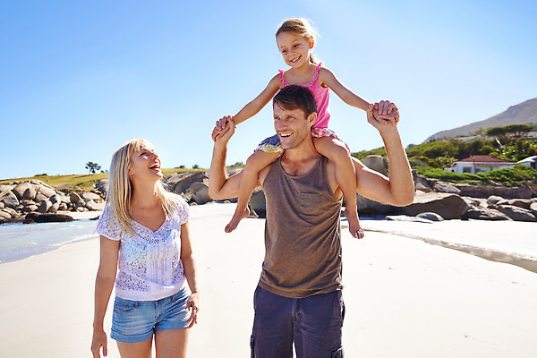포토 JPG 해외이미지 전신 응시 여자 남자 수영복 행복 어린이 가족 하늘 산 주택 성인 해변 야외 앞모습 세명 모래사장 손잡기 올려보기 즐거움 목마타기 해외202310 해외포토 시선 옷 감정 바다 뷰포인트 관계 모션 사람 건물 승차 파일형식