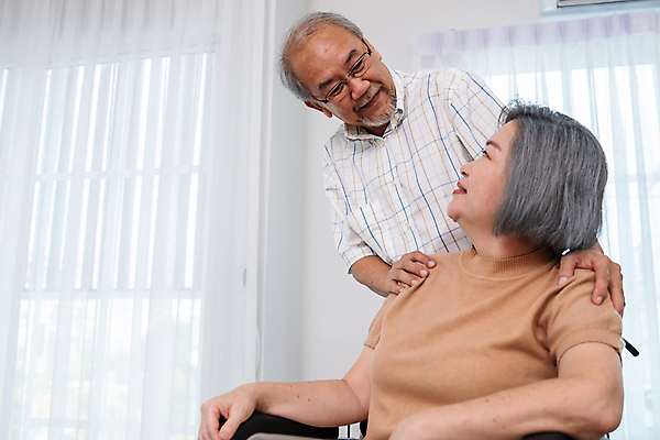 포토 JPG 해외이미지 여자 할아버지 노년 남자 행복 안경 할머니 창문 친절 병원 앉기 동양인 두명 마주보기 건강관리 환자 간호사 의사 커튼 휠체어 노인만 어깨에손 해외202310 해외포토 잡화 감정 의학 모션 건강 관리 사람 인종 성인 의료진 성인만 파일형식