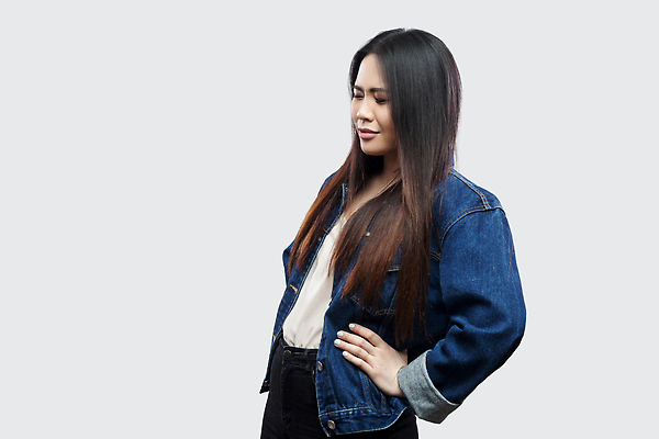 포토 JPG 해외이미지 여자 신체 청소년 태국 회색배경 근육 뼈 스트레스 갈색머리 실내 건강 피곤 한명 사람 동양인 옆모습 파란색 중국 재킷 고통 흰색 청바지 마사지 신장 상처 척추 관절염 동쪽 테라피 고립 돌봄 요통 카피스페이스 혼혈 해외202310 해외포토 1 헤어스타일 감정 아시아 뷰포인트 컬러 백그라운드 컨셉 바지 모션 인종 내부 뷰티 공백 외투 회색 비뇨기관 질병 방향 다문화 허리통증 파일형식