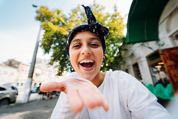 포토 JPG 해외이미지 백인 라이프스타일 손 응시 여자 행복 감정 얼굴 모바일 휴가 거리 한명 사람 성인 야외 스마트폰 핸드폰 뷰티 카메라 사진촬영 우정 셀프카메라 그림 흥분 긍정 셀프 해외202310 해외포토 서양인 1 시선 컨셉 생활 신체부위 친구 전자제품 스마트기기 촬영 파일형식