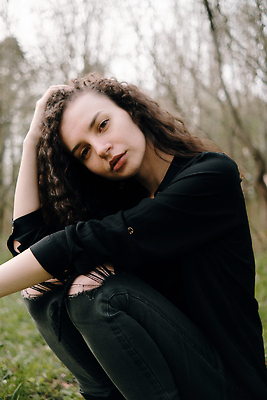 포토 JPG 해외이미지 나무 모델 1 라이프스타일 헤어스타일 응시 드레스 공원 여자 행복 감정 얼굴 자연 실내 한명 사람 성인 야외 초록색 뷰티 유행 기쁨 표현 파마 이발 피부 긍정 내추럴 우크라이나 스타일 해외202310 해외포토 식물 시선 옷 공공시설 유럽 컬러 컨셉 내부 생활 신체부위 생태계 파일형식