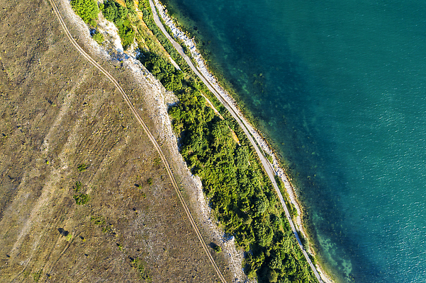포토 JPG 해외이미지 나무 도로 물결 모래 파도 바다 컬러 섬 여행 하늘색 백그라운드 자연 벽지 표면 휴가 안테나 풍경 경사 사람없음 야외 초록색 물 여름 파란색 빛 햇빛 뷰티 맑음 흰색 투명 정상 질감 내추럴 항공촬영 드론 터키석 파라다이스 해외202310 해외포토 자연요소 식물 계절 길 뷰포인트 통신 교통시설 날씨 태양 보석 생태계 파일형식