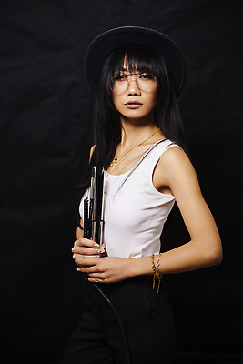 포토 JPG 해외이미지 모델 라이프스타일 옷 여자 행복 백그라운드 한명 사람 동양인 성인 뷰티 유행 우주 흰색 자신감 우아함 시원함 베트남 스타일 해외202310 해외포토 1 감정 컬러 컨셉 인종 생활 동남아시아 파일형식