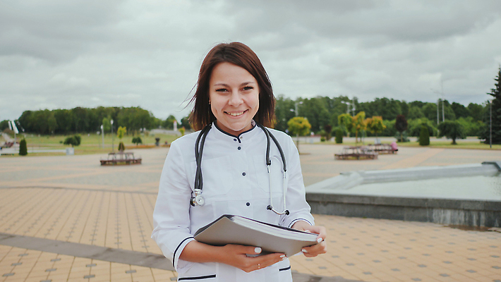 포토 JPG 해외이미지 직업 여자 행복 무기 유니폼 청진기 모션 건강 병원 한명 서기 사람 파란색 뷰티 약 머리 걷기 검은색 중국 산책 간호사 의사 흰색 긴급 수술 실험실 직원 고립 돌봄 혼자 해외202310 해외포토 1 옷 감정 아시아 컬러 의학 의료기기 휴식 실험 신체부위 치료 의료진 파일형식